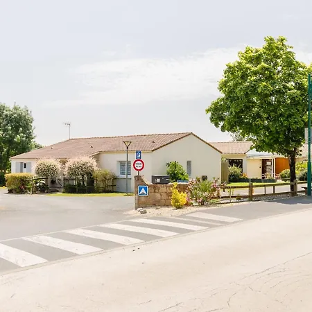 12 - Le Perroquet - Village *