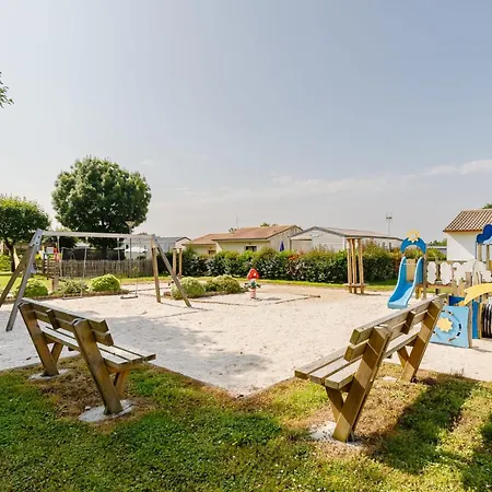 12 - Le Perroquet - Village Hébergement de vacances Maché