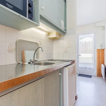 12 - Le Perroquet - Village