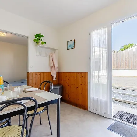 12 - Le Perroquet - Village *